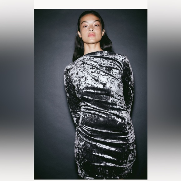 NWT H&M Short, fitted dress in soft jersey. 🌸 - Picture 4 of 6